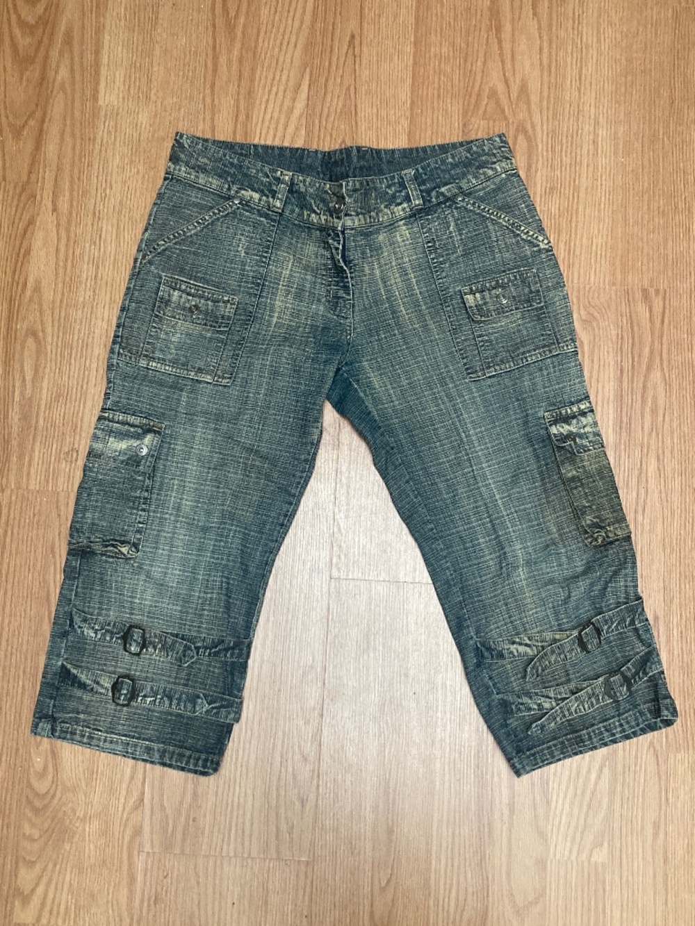 F21 by Globus Y2K Cargo Capris – Gorpcore Utility Pants – Size 36 / 16